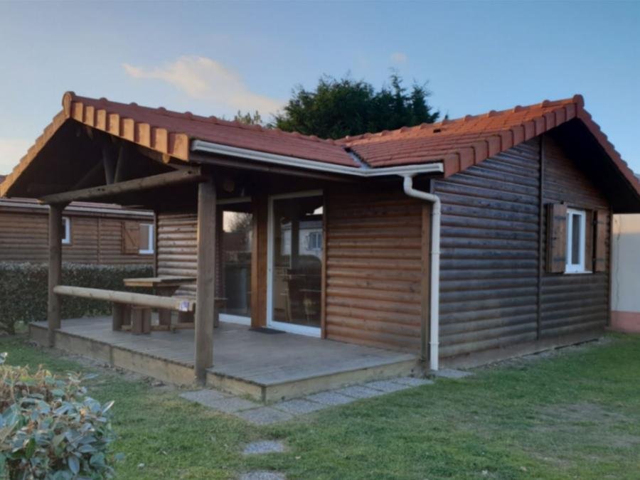 Camping Pas Cher vous présente avec son site Officiel campingpascher.fr, le Camping Paradis Belle Dune classé 5 étoiles, situé sur la commune de Berck Sur Mer dans le département Pas-de-calais (Nord Pas De Calais) en France. Le camping Paradis Belle Dune, vous présente un hébergement de type chalet de 30 m² pour 4 personnes et télévision. Le camping Paradis Belle Dune vous propose du sam. 19 septembre au sam. 26 septembre 2026, en promotion à -10% pour 7 nuits à 359 € au lieu de 401,0 € soit une Économie de 42 €. Cette location propose 7 dates différentes pour réserver votre séjour. Découvrez également les 10 autres gammes d'hébergements du camping. Les Avis clients pour le Camping Paradis Belle Dune sont excellents avec une note moyenne de 8 sur 10. Mer, Parc aquatique, Piscine couverte, Piscine extérieure, Animations familiales, Club enfants, Aire de jeux enfants, Golf, Ping-pong, Pétanque, Salle de fitness, Terrain multisports, Bar, Dépôt de pain, Pizzeria,... En savoir plus : cliquez-ICI.