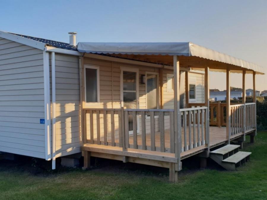 Camping Pas Cher vous présente avec son site Officiel campingpascher.fr, le Camping Paradis Belle Dune classé 5 étoiles, situé sur la commune de Berck Sur Mer dans le département Pas-de-calais (Nord Pas De Calais) en France. Le camping Paradis Belle Dune vous propose un hébergement de type mobil-home de 34 m² pour 6 personnes (télévision). L'établissement vous propose 9 autres types d'hébergements. Découvrez tous nos séjours à petits prix dans la commune et aux alentours de Berck Sur Mer du département : Pas-de-calais (Nord Pas De Calais). Les Avis clients pour le Camping Paradis Belle Dune sont excellents avec une note moyenne de 8 sur 10. Mer, Parc aquatique, Piscine couverte, Piscine extérieure, Animations familiales, Club enfants, Aire de jeux enfants, Golf, Ping-pong, Pétanque, Salle de fitness, Terrain multisports, Bar, Dépôt de pain, Pizzeria,... En savoir plus : cliquez-ICI.