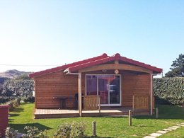 Camping Pas Cher vous présente avec son site Officiel campingpascher.fr, le Camping Paradis Belle Dune classé 5 étoiles, situé sur la commune de Berck Sur Mer dans le département Pas-de-calais (Nord Pas De Calais) en France. Le camping Paradis Belle Dune vous propose un hébergement de type chalet de 50 m² pour 5 personnes (télévision). L'établissement vous propose 9 autres types d'hébergements. Découvrez tous nos séjours à petits prix dans la commune et aux alentours de Berck Sur Mer du département : Pas-de-calais (Nord Pas De Calais). Les Avis clients pour le Camping Paradis Belle Dune sont excellents avec une note moyenne de 8 sur 10. Mer, Parc aquatique, Piscine couverte, Piscine extérieure, Animations familiales, Club enfants, Aire de jeux enfants, Golf, Ping-pong, Pétanque, Salle de fitness, Terrain multisports, Bar, Dépôt de pain, Pizzeria,... En savoir plus : cliquez-ICI.