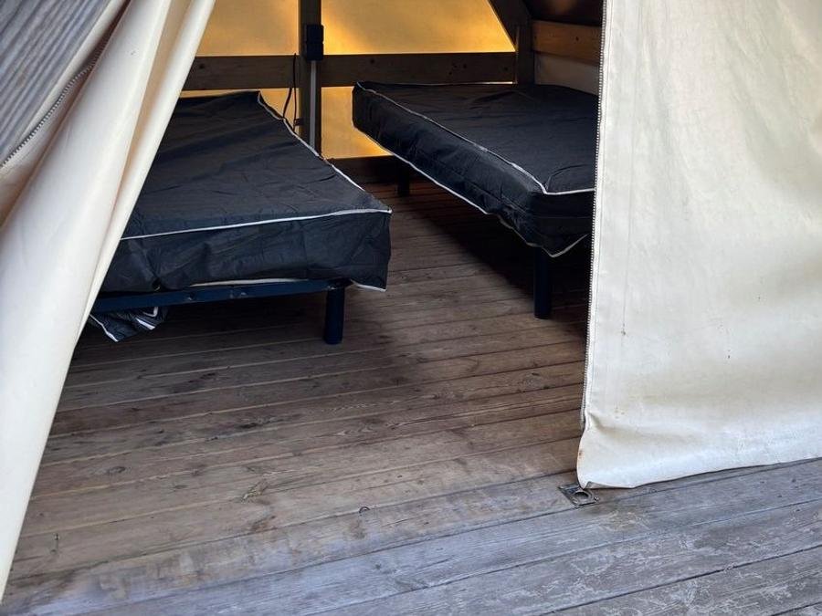 Camping Pas Cher vous présente avec son site Officiel campingpascher.fr, le Camping Domaine De La Pinede classé 3 étoiles, situé sur la commune de Etaples dans le département Pas-de-calais (Nord Pas De Calais) en France. Le camping Domaine De La Pinede, vous présente un hébergement de type tente. Le camping Domaine De La Pinede vous propose du jeudi 01 octobre au jeudi 08 octobre 2026 pour 7 nuits à 210€. Cette location propose 113 dates différentes pour réserver votre séjour. Découvrez également les 8 autres gammes d'hébergements du camping. Les Avis clients pour le Camping Domaine De La Pinede sont excellents avec une note moyenne de 8 sur 10. Mer, Animation enfants, Animations familiales, Aire de jeux enfants, Ping-pong, Pétanque, Terrain multisports, Snack/Bar,... En savoir plus : cliquez-ICI.