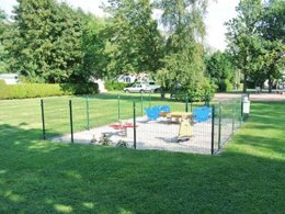 Camping Pas Cher vous présente avec son site Officiel campingpascher.fr, le Camping Les Alouettes Et L'Image classé 3 étoiles, situé sur la commune de Houplines dans le département Nord (Nord Pas De Calais) en France. Le camping Les Alouettes Et L'Image, vous présente un hébergement de type mobil-home et télévision. Le camping Les Alouettes Et L'Image vous propose du lundi 06 juillet au lundi 13 juillet 2026 pour 7 nuits à 350€. Cette location propose 115 dates différentes pour réserver votre séjour. Découvrez également les 4 autres gammes d'hébergements du camping. Étang, Piscine chauffée, Piscine couverte, Animations familiales, Aire de jeux enfants, Court de tennis, Parcours sportif, Pétanque, Randonnée, Salle de jeux vidéo, Structure gonflable enfants, Terrain de football, Voile,... En savoir plus : cliquez-ICI.