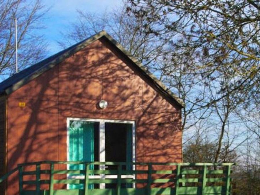 Camping Pas Cher vous présente avec son site Officiel campingpascher.fr, le Camping Station Touristique Le Valjoly classé 3 étoiles, situé sur la commune de Eppe Sauvage dans le département Nord (Nord Pas De Calais) en France. Le camping Station Touristique Le Valjoly, vous présente un hébergement de type chalet de 35 m² et télévision. Le camping Station Touristique Le Valjoly vous proposeun séjour PAS CHER avec une REMISEdu dimanche 15 novembre au dimanche 22 novembre 2026, en promotion à -30% pour 7 nuits à 367,50 € au lieu de 525,0 € soit une Économie de 157,50 €. Cette location propose 150 dates différentes pour réserver votre séjour. Découvrez également les 5 autres gammes d'hébergements du camping. Les Avis clients pour le Camping Station Touristique Le Valjoly sont excellents avec une note moyenne de 8 sur 10. Aire de jeux enfants, Canoë-kayak, Centre équestre, Court de tennis, Cyclisme, Pétanque, Randonnée, Bar, Boulangerie, Bureau de tabac, Plats à emporter, Snack/Bar, Station-service,... En savoir plus : cliquez-ICI.
