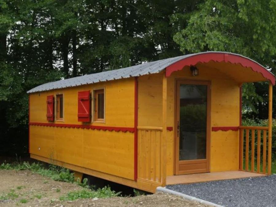 Camping Pas Cher vous présente avec son site Officiel campingpascher.fr, le Camping Station Touristique Le Valjoly classé 3 étoiles, situé sur la commune de Eppe Sauvage dans le département Nord (Nord Pas De Calais) en France. Le camping Station Touristique Le Valjoly vous propose un hébergement de type hébergement insolite. L'établissement vous propose 5 autres types d'hébergements. Découvrez tous nos séjours à petits prix dans la commune et aux alentours de Eppe Sauvage du département : Nord (Nord Pas De Calais). Les Avis clients pour le Camping Station Touristique Le Valjoly sont excellents avec une note moyenne de 8 sur 10. Aire de jeux enfants, Canoë-kayak, Centre équestre, Court de tennis, Cyclisme, Pétanque, Randonnée, Bar, Boulangerie, Bureau de tabac, Plats à emporter, Snack/Bar, Station-service,... En savoir plus : cliquez-ICI.