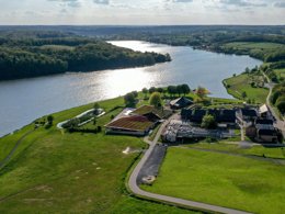 Camping Pas Cher vous présente avec son site Officiel campingpascher.fr, le Camping Station Touristique Le Valjoly classé 3 étoiles, situé sur la commune de Eppe Sauvage dans le département Nord (Nord Pas De Calais) en France. Le camping Station Touristique Le Valjoly vous propose un hébergement de type hébergement insolite. L'établissement vous propose 5 autres types d'hébergements. Découvrez tous nos séjours à petits prix dans la commune et aux alentours de Eppe Sauvage du département : Nord (Nord Pas De Calais). Les Avis clients pour le Camping Station Touristique Le Valjoly sont excellents avec une note moyenne de 8 sur 10. Aire de jeux enfants, Canoë-kayak, Centre équestre, Court de tennis, Cyclisme, Pétanque, Randonnée, Bar, Boulangerie, Bureau de tabac, Plats à emporter, Snack/Bar, Station-service,... En savoir plus : cliquez-ICI.
