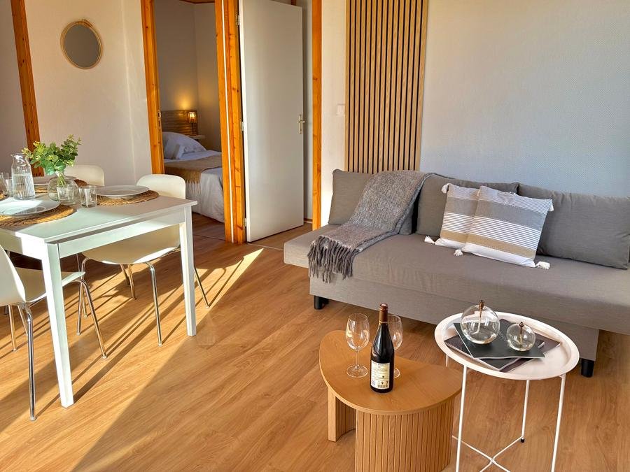 Camping Pas Cher vous présente avec son site Officiel campingpascher.fr, le Camping Domaine La Vingeanne classé 3 étoiles, situé sur la commune de Longeau Percey dans le département Haute-marne (Champagne Ardenne) en France. Le camping Domaine La Vingeanne, vous présente un hébergement de type chalet de 39 m² avec climatisation et télévision. Le camping Domaine La Vingeanne vous propose du dimanche 07 juin au dimanche 14 juin 2026 pour 7 nuits à 775€. Cette location propose 27 dates différentes pour réserver votre séjour. Découvrez également les 12 autres gammes d'hébergements du camping. Les Avis clients pour le Camping Domaine La Vingeanne sont excellents avec une note moyenne de 8 sur 10. Lac, Bassin enfant, Piscine couverte, Aire de jeux enfants, Canoë-kayak, Centre équestre, Location de bateaux, Paddle, Ping-pong, Planche à voile, Pédalo, Pétanque, Randonnée, Sports nautiques, Terrain multisports, Trampoline, Voile, kiteSurf, Bar, Boulangerie, Bureau de tabac, Pizzeria, Plats à emporter, Restaurant, Snack/Bar, Station-service, Supermarché, Épicerie,... En savoir plus : cliquez-ICI.