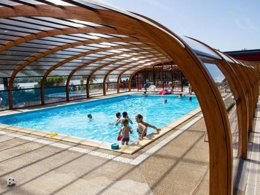 Camping Pas Cher vous présente avec son site Officiel campingpascher.fr, le Camping Domaine La Vingeanne classé 3 étoiles, situé sur la commune de Longeau Percey dans le département Haute-marne (Champagne Ardenne) en France. Le camping Domaine La Vingeanne, vous présente un hébergement de type chalet de 39 m² avec climatisation et télévision. Le camping Domaine La Vingeanne vous propose du dimanche 07 juin au dimanche 14 juin 2026 pour 7 nuits à 899€. Cette location propose 26 dates différentes pour réserver votre séjour. Découvrez également les 12 autres gammes d'hébergements du camping. Les Avis clients pour le Camping Domaine La Vingeanne sont excellents avec une note moyenne de 8 sur 10. Lac, Bassin enfant, Piscine couverte, Aire de jeux enfants, Baby-foot, Canoë-kayak, Centre équestre, Flipper, Location de bateaux, Paddle, Ping-pong, Piscine, Planche à voile, Pédalo, Pétanque, Randonnée, Sports nautiques, Structure gonflable enfants, Trampoline, Voile, kiteSurf, Bar, Boulangerie, Bureau de tabac, Pizzeria, Plats à emporter, Restaurant, Snack/Bar, Station-service, Supermarché, Épicerie,... En savoir plus : cliquez-ICI.