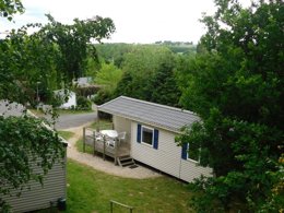 Camping Pas Cher vous présente avec son site Officiel campingpascher.fr, le Camping Domaine De Kerelly classé 3 étoiles, situé sur la commune de Guegon dans le département Morbihan (Bretagne) en France. Le camping Domaine De Kerelly, vous présente un hébergement de type mobil-home de 37 m² pour 6 personnes. Le camping Domaine De Kerelly vous propose du sam. 04 avril au sam. 11 avril 2026 pour 7 nuits à 446.25€. Cette location propose 184 dates différentes pour réserver votre séjour. Découvrez également les 9 autres gammes d'hébergements du camping. Les Avis clients pour le Camping Domaine De Kerelly sont excellents avec une note moyenne de 8 sur 10. LacRivière, Piscine chauffée, Piscine extérieure, Aire de jeux enfants, Cyclisme, Ping-pong, Pétanque, Randonnée, Bar, Dépôt de pain, Snack/Bar, Épicerie,... En savoir plus : cliquez-ICI.