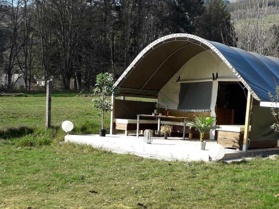 Camping Pas Cher vous présente avec son site Officiel campingpascher.fr, le Camping La Marmotte classé 3 étoiles, situé sur la commune de La Bourboule dans le département Puy-de-dôme (Auvergne) en France. Le camping La Marmotte, vous présente un hébergement de type lodge de 40 m². Le camping La Marmotte vous propose du vendredi 05 juin au vendredi 12 juin 2026 pour 7 nuits à 528€. Cette location propose 34 dates différentes pour réserver votre séjour. Découvrez également les 16 autres gammes d'hébergements du camping. Les Avis clients pour le Camping La Marmotte sont excellents avec une note moyenne de 8 sur 10. LacRivière, Piscine chauffée, Piscine couverte, Aire de jeux enfants, Baby-foot, Cyclisme, Escalade, Ping-pong, Pétanque, Randonnée, Sports nautiques, Structure gonflable enfants, Trampoline, Bar, Restaurant, Supermarché,... En savoir plus : cliquez-ICI.