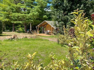 Cliquez pour découvrir toutes les photos de l'HÉBERGEMENT ! tente en toile et bois - La Marmotte photo 2