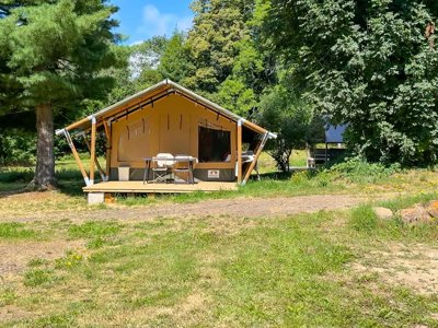 Cliquez pour découvrir toutes les photos de l'HÉBERGEMENT ! tente en toile et bois - La Marmotte photo 3