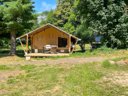 Cliquez pour découvrir toutes les photos de l'HÉBERGEMENT ! tente en toile et bois - camping La Marmotte photo 3