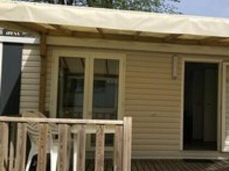 Camping Pas Cher vous présente avec son site Officiel campingpascher.fr, le Camping Les Rives Du Lac Cantalès classé 3 étoiles, situé sur la commune de Saint Gerons dans le département Cantal (Auvergne) en France. Le camping Les Rives Du Lac Cantalès, vous présente un hébergement de type mobil-home de 26 m² et télévision. Le camping Les Rives Du Lac Cantalès vous propose du sam. 12 septembre au sam. 19 septembre 2026 pour 7 nuits à 364€. Cette location propose 39 dates différentes pour réserver votre séjour. Découvrez également les 10 autres gammes d'hébergements du camping. Les Avis clients pour le Camping Les Rives Du Lac Cantalès sont excellents avec une note moyenne de 9 sur 10. Piscine extérieure, Animations familiales, Aire de jeux enfants, Centre équestre, Ping-pong, Pétanque, Terrain de volley-ball, Terrain multisports, Trampoline, Bar, Dépôt de pain, Plats à emporter, Snack/Bar, Épicerie,... En savoir plus : cliquez-ICI.