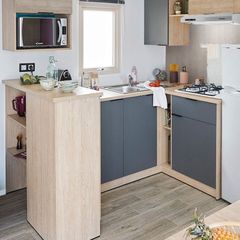 Camping Pas Cher vous présente avec son site Officiel campingpascher.fr, le Camping Les Rives Du Lac Cantalès classé 3 étoiles, situé sur la commune de Saint Gerons dans le département Cantal (Auvergne) en France. Le camping Les Rives Du Lac Cantalès vous propose un hébergement de type mobil-home de 35 m² pour 4 personnes (télévision). L'établissement vous propose 8 autres types d'hébergements. Découvrez tous nos séjours à petits prix dans la commune et aux alentours de Saint Gerons du département : Cantal (Auvergne). Les Avis clients pour le Camping Les Rives Du Lac Cantalès sont excellents avec une note moyenne de 9 sur 10. Piscine extérieure, Animations familiales, Aire de jeux enfants, Centre équestre, Ping-pong, Pétanque, Terrain de volley-ball, Terrain multisports, Trampoline, Bar, Dépôt de pain, Plats à emporter, Snack/Bar, Épicerie,... En savoir plus : cliquez-ICI.