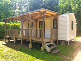 Camping Pas Cher vous présente avec son site Officiel campingpascher.fr, le Camping Les Rives Du Lac Cantalès classé 3 étoiles, situé sur la commune de Saint Gerons dans le département Cantal (Auvergne) en France. Le camping Les Rives Du Lac Cantalès vous propose un hébergement de type mobil-home (télévision). L'établissement vous propose 8 autres types d'hébergements. Découvrez tous nos séjours à petits prix dans la commune et aux alentours de Saint Gerons du département : Cantal (Auvergne). Les Avis clients pour le Camping Les Rives Du Lac Cantalès sont excellents avec une note moyenne de 9 sur 10. Piscine extérieure, Animations familiales, Aire de jeux enfants, Centre équestre, Ping-pong, Pétanque, Terrain de volley-ball, Terrain multisports, Trampoline, Bar, Dépôt de pain, Plats à emporter, Snack/Bar, Épicerie,... En savoir plus : cliquez-ICI.