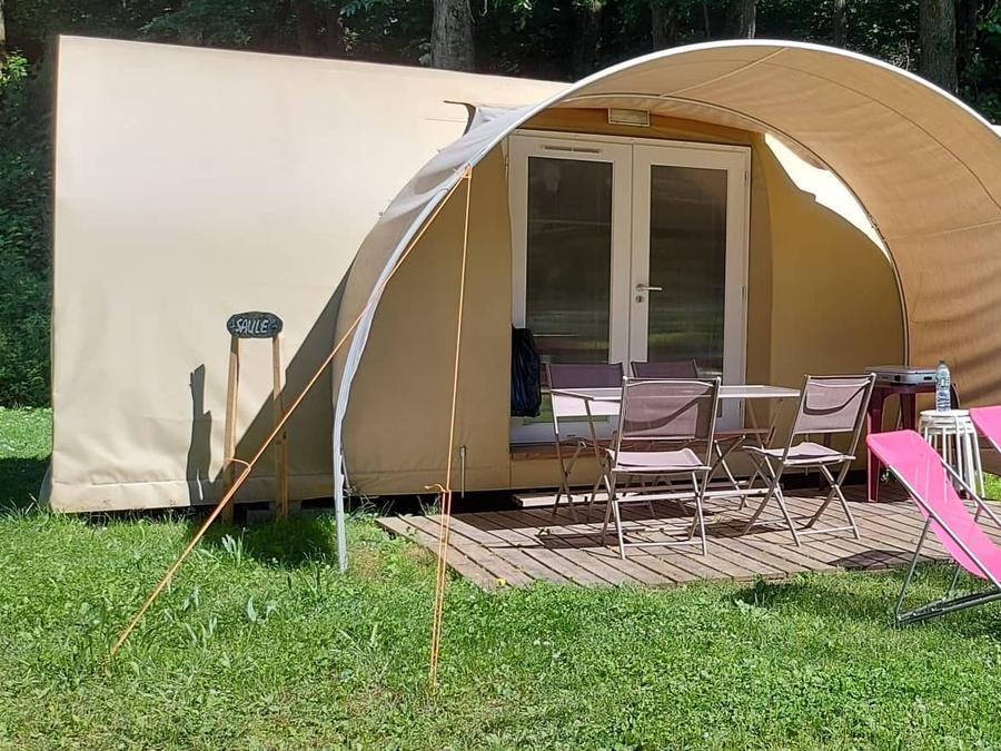 Camping Pas Cher vous présente avec son site Officiel campingpascher.fr, le Camping Flower Ser Sirant classé 3 étoiles, situé sur la commune de Saint Theoffrey dans le département Isère (Rhône Alpes) en France. Le camping Flower Ser Sirant, vous présente un hébergement de type tente en toile et bois de 16 m². Le camping Flower Ser Sirant vous propose du sam. 12 septembre au sam. 19 septembre 2026 pour 7 nuits à 385€. Cette location propose 50 dates différentes pour réserver votre séjour. Découvrez également les 8 autres gammes d'hébergements du camping. Lac, Animations familiales, Aire de jeux enfants, Canoë-kayak, Canyoning, Cyclisme, Escalade, Pédalo, Randonnée, Sports nautiques, Tir à l’arc, Bar, Dépôt de pain, Plats à emporter, Restaurant, Snack/Bar, Épicerie,... En savoir plus : cliquez-ICI.