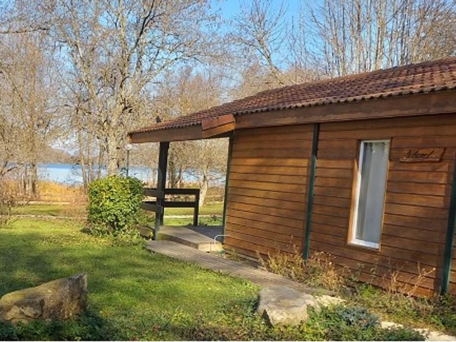 Camping Pas Cher vous présente avec son site Officiel campingpascher.fr, le Camping Flower Ser Sirant classé 3 étoiles, situé sur la commune de Saint Theoffrey dans le département Isère (Rhône Alpes) en France. Le camping Flower Ser Sirant, vous présente un hébergement de type chalet de 27 m² et télévision. Le camping Flower Ser Sirant vous propose du sam. 12 septembre au sam. 19 septembre 2026 pour 7 nuits à 532€. Cette location propose 54 dates différentes pour réserver votre séjour. Découvrez également les 8 autres gammes d'hébergements du camping. Lac, Animations familiales, Aire de jeux enfants, Canoë-kayak, Canyoning, Cyclisme, Escalade, Pédalo, Randonnée, Sports nautiques, Tir à l’arc, Bar, Dépôt de pain, Plats à emporter, Restaurant, Snack/Bar, Épicerie,... En savoir plus : cliquez-ICI.