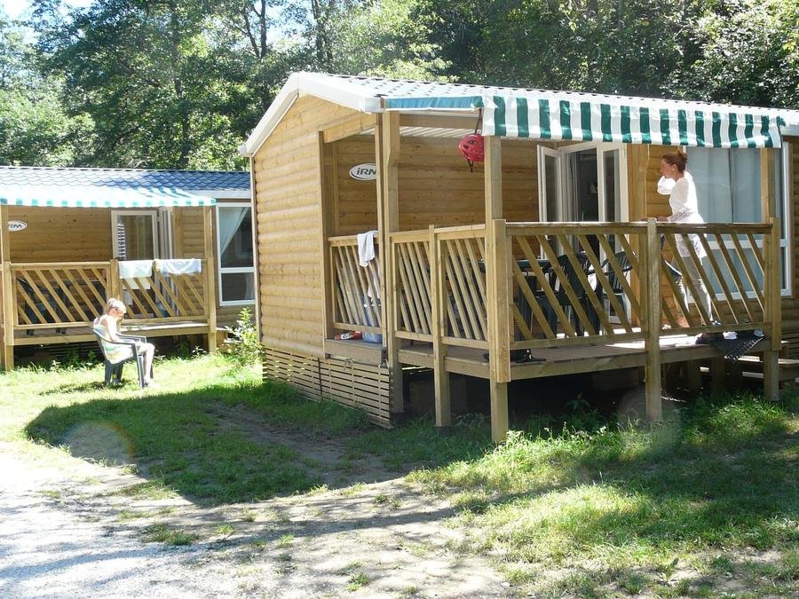 Camping Pas Cher vous présente avec son site Officiel campingpascher.fr, le Camping Flower Ser Sirant classé 3 étoiles, situé sur la commune de Saint Theoffrey dans le département Isère (Rhône Alpes) en France. Le camping Flower Ser Sirant, vous présente un hébergement de type mobil-home de 26 m² et télévision. Le camping Flower Ser Sirant vous propose du sam. 12 septembre au sam. 19 septembre 2026 pour 7 nuits à 476€. Cette location propose 57 dates différentes pour réserver votre séjour. Découvrez également les 8 autres gammes d'hébergements du camping. Lac, Animations familiales, Aire de jeux enfants, Canoë-kayak, Canyoning, Cyclisme, Escalade, Pédalo, Randonnée, Sports nautiques, Tir à l’arc, Bar, Dépôt de pain, Plats à emporter, Restaurant, Snack/Bar, Épicerie,... En savoir plus : cliquez-ICI.