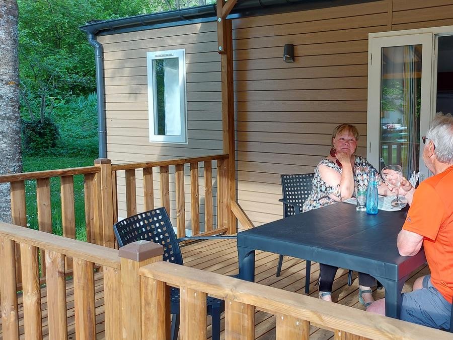Camping Pas Cher vous présente avec son site Officiel campingpascher.fr, le Camping Flower Ser Sirant classé 3 étoiles, situé sur la commune de Saint Theoffrey dans le département Isère (Rhône Alpes) en France. Le camping Flower Ser Sirant, vous présente un hébergement de type mobil-home de 32 m² et télévision. Le camping Flower Ser Sirant vous propose du sam. 12 septembre au sam. 19 septembre 2026 pour 7 nuits à 490€. Cette location propose 44 dates différentes pour réserver votre séjour. Découvrez également les 8 autres gammes d'hébergements du camping. Lac, Animations familiales, Aire de jeux enfants, Canoë-kayak, Canyoning, Cyclisme, Escalade, Pédalo, Randonnée, Sports nautiques, Tir à l’arc, Bar, Dépôt de pain, Plats à emporter, Restaurant, Snack/Bar, Épicerie,... En savoir plus : cliquez-ICI.