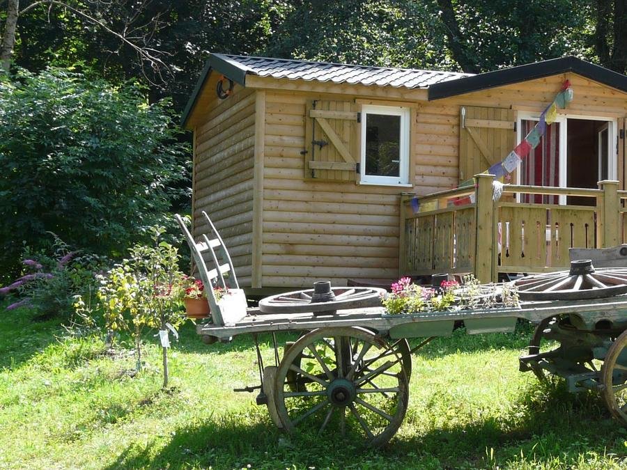 Camping Pas Cher vous présente avec son site Officiel campingpascher.fr, le Camping Flower Ser Sirant classé 3 étoiles, situé sur la commune de Saint Theoffrey dans le département Isère (Rhône Alpes) en France. Le camping Flower Ser Sirant, vous présente un hébergement de type mobil-home de 29 m². Le camping Flower Ser Sirant vous propose du sam. 12 septembre au sam. 19 septembre 2026 pour 7 nuits à 490€. Cette location propose 42 dates différentes pour réserver votre séjour. Découvrez également les 8 autres gammes d'hébergements du camping. Lac, Animations familiales, Aire de jeux enfants, Canoë-kayak, Canyoning, Cyclisme, Escalade, Pédalo, Randonnée, Sports nautiques, Tir à l’arc, Bar, Dépôt de pain, Plats à emporter, Restaurant, Snack/Bar, Épicerie,... En savoir plus : cliquez-ICI.