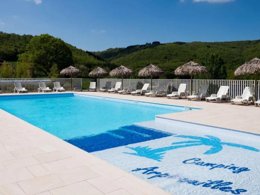 Camping Pas Cher vous présente avec son site Officiel campingpascher.fr, le Camping D'Arpheuilles classé 3 étoiles, situé sur la commune de Saint Paul De Vezelin dans le département Loire (Rhône Alpes) en France. Le camping D'Arpheuilles, vous présente un hébergement de type tente en toile et bois de 20 m² pour 1 personne. Le camping D'Arpheuilles vous propose du vendredi 05 juin au vendredi 12 juin 2026 avec un DÉPART DEMAIN pour 7 nuits à 322€. Cette location propose 52 dates différentes pour réserver votre séjour. Découvrez également les 12 autres gammes d'hébergements du camping. Les Avis clients pour le Camping D'Arpheuilles sont excellents avec une note moyenne de 9 sur 10. Lac, Piscine chauffée, Piscine extérieure, Animations familiales, Club enfants, Aire de jeux enfants, Baby-foot, Canoë-kayak, Club enfant de nuit, Ping-pong, Piscine, Pétanque, Randonnée, Salle de jeux vidéo, Terrain de beach-volley, Terrain multisports, Trampoline, Brasserie, Dépôt de pain, Snack/Bar, Épicerie,... En savoir plus : cliquez-ICI.