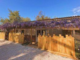 Camping Pas Cher vous présente avec son site Officiel campingpascher.fr, le Camping Clair De Lune classé 4 étoiles, situé sur la commune de Hyères dans le département Var (Provence Alpes Côte D'azur) en France. Le camping Clair De Lune, vous présente un hébergement de type appartement de 36 m² avec climatisation et télévision. Le camping Clair De Lune vous propose du dimanche 27 septembre au dimanche 04 octobre 2026 pour 7 nuits à 417€. Cette location propose 157 dates différentes pour réserver votre séjour. Découvrez également les 12 autres gammes d'hébergements du camping. Les Avis clients pour le Camping Clair De Lune sont excellents avec une note moyenne de 9 sur 10. Aire de jeux enfants, Salle de fitness,... En savoir plus : cliquez-ICI.