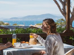 Camping Pas Cher vous présente avec son site Officiel campingpascher.fr, le Camping Clair De Lune classé 4 étoiles, situé sur la commune de Hyères dans le département Var (Provence Alpes Côte D'azur) en France. Le camping Clair De Lune, vous présente un hébergement de type appartement de 30 m² pour 1 personne avec climatisation. Le camping Clair De Lune vous propose du dimanche 27 septembre au dimanche 04 octobre 2026 pour 7 nuits à 347€. Cette location propose 175 dates différentes pour réserver votre séjour. Découvrez également les 12 autres gammes d'hébergements du camping. Les Avis clients pour le Camping Clair De Lune sont excellents avec une note moyenne de 9 sur 10. Aire de jeux enfants, Salle de fitness,... En savoir plus : cliquez-ICI.