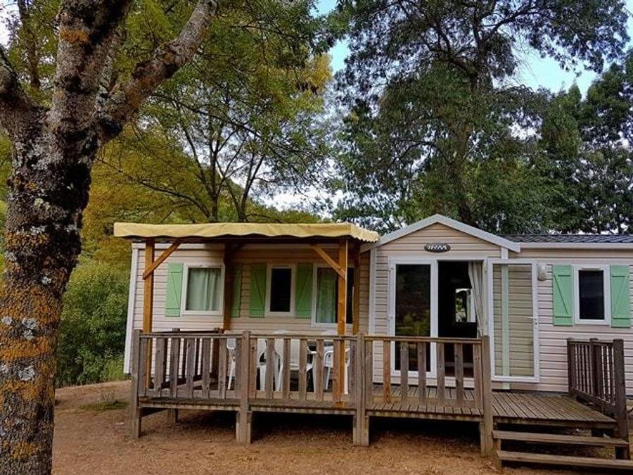 Camping Pas Cher vous présente avec son site Officiel campingpascher.fr, le Camping L'Ardéchois classé 5 étoiles, situé sur la commune de Gluiras dans le département Ardèche (Rhône Alpes) en France. Le camping L'Ardéchois, vous présente un hébergement de type mobil-home de 35 m². Le camping L'Ardéchois vous propose du vendredi 05 juin au vendredi 12 juin 2026 avec un DÉPART DEMAIN pour 7 nuits à 620€. Cette location propose 56 dates différentes pour réserver votre séjour. Découvrez également les 6 autres gammes d'hébergements du camping. Les Avis clients pour le Camping L'Ardéchois sont de 5 sur 10. Rivière, Piscine extérieure, Animation enfants, Animations familiales, Aire de jeux enfants, Canoë-kayak, Cyclisme, Ping-pong, Piscine, Pétanque, Randonnée, Bar, Dépôt de pain, Restaurant, Snack/Bar, Supermarché,... En savoir plus : cliquez-ICI.