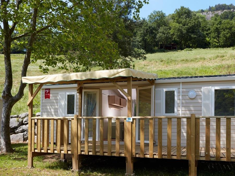 Camping Pas Cher vous présente avec son site Officiel campingpascher.fr, le Camping L'Ardéchois classé 5 étoiles, situé sur la commune de Gluiras dans le département Ardèche (Rhône Alpes) en France. Le camping L'Ardéchois, vous présente un hébergement de type mobil-home de 33 m². Le camping L'Ardéchois vous propose du vendredi 05 juin au vendredi 12 juin 2026 avec un DÉPART DEMAIN pour 7 nuits à 635€. Cette location propose 57 dates différentes pour réserver votre séjour. Découvrez également les 6 autres gammes d'hébergements du camping. Les Avis clients pour le Camping L'Ardéchois sont de 5 sur 10. Rivière, Piscine extérieure, Animation enfants, Animations familiales, Aire de jeux enfants, Canoë-kayak, Cyclisme, Ping-pong, Piscine, Pétanque, Randonnée, Bar, Dépôt de pain, Restaurant, Snack/Bar, Supermarché,... En savoir plus : cliquez-ICI.