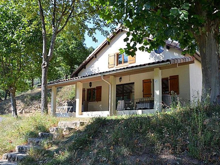 Camping Pas Cher vous présente avec son site Officiel campingpascher.fr, le Camping L'Ardéchois classé 5 étoiles, situé sur la commune de Gluiras dans le département Ardèche (Rhône Alpes) en France. Le camping L'Ardéchois, vous présente un hébergement de type chalet de 85 m² pour 2 personnes. Le camping L'Ardéchois vous propose du vendredi 12 juin au vendredi 19 juin 2026 pour 7 nuits à 995€. Cette location propose 38 dates différentes pour réserver votre séjour. Découvrez également les 6 autres gammes d'hébergements du camping. Les Avis clients pour le Camping L'Ardéchois sont de 5 sur 10. Rivière, Piscine extérieure, Animation enfants, Animations familiales, Aire de jeux enfants, Canoë-kayak, Cyclisme, Ping-pong, Piscine, Pétanque, Randonnée, Bar, Dépôt de pain, Restaurant, Snack/Bar, Supermarché,... En savoir plus : cliquez-ICI.