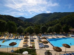 Camping Pas Cher vous présente avec son site Officiel campingpascher.fr, le Camping L'Ardéchois classé 5 étoiles, situé sur la commune de Gluiras dans le département Ardèche (Rhône Alpes) en France. Le camping L'Ardéchois vous propose un hébergement de type mobil-home de 35 m². Cet hébergement propose plus de 52 dates différentes pour réserver ! Pour dévouvrir la période la moins chère, consultez la rubrique 'Tarifs' et sélectionnez votre mois de départ. L'établissement vous propose 6 autres types d'hébergements. Découvrez tous nos séjours à petits prix dans la commune et aux alentours de Gluiras du département : Ardèche (Rhône Alpes). Les Avis clients pour le Camping L'Ardéchois sont de 5 sur 10. Rivière, Piscine extérieure, Animation enfants, Animations familiales, Aire de jeux enfants, Canoë-kayak, Cyclisme, Ping-pong, Piscine, Pétanque, Randonnée, Bar, Dépôt de pain, Restaurant, Snack/Bar, Supermarché,... En savoir plus : cliquez-ICI.