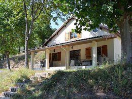 Camping Pas Cher vous présente avec son site Officiel campingpascher.fr, le Camping L'Ardéchois classé 5 étoiles, situé sur la commune de Gluiras dans le département Ardèche (Rhône Alpes) en France. Le camping L'Ardéchois, vous présente un hébergement de type chalet de 85 m² pour 2 personnes. Le camping L'Ardéchois vous propose du mercredi 06 mai au mercredi 13 mai 2026 pour 7 nuits à 995€. Cette location propose 82 dates différentes pour réserver votre séjour. Découvrez également les 5 autres gammes d'hébergements du camping. Les Avis clients pour le Camping L'Ardéchois sont de 5 sur 10. Rivière, Piscine extérieure, Animation enfants, Animations familiales, Aire de jeux enfants, Canoë-kayak, Cyclisme, Ping-pong, Piscine, Pétanque, Randonnée, Bar, Dépôt de pain, Restaurant, Snack/Bar, Supermarché,... En savoir plus : cliquez-ICI.