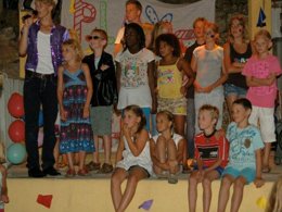 Camping Pas Cher vous présente avec son site Officiel campingpascher.fr, le Camping L'Ardéchois classé 5 étoiles, situé sur la commune de Gluiras dans le département Ardèche (Rhône Alpes) en France. Le camping L'Ardéchois, vous présente un hébergement de type mobil-home de 33 m². Le camping L'Ardéchois vous propose du mercredi 06 mai au mercredi 13 mai 2026 pour 7 nuits à 635€. Cette location propose 87 dates différentes pour réserver votre séjour. Découvrez également les 5 autres gammes d'hébergements du camping. Les Avis clients pour le Camping L'Ardéchois sont de 5 sur 10. Rivière, Piscine extérieure, Animation enfants, Animations familiales, Aire de jeux enfants, Canoë-kayak, Cyclisme, Ping-pong, Piscine, Pétanque, Randonnée, Bar, Dépôt de pain, Restaurant, Snack/Bar, Supermarché,... En savoir plus : cliquez-ICI.