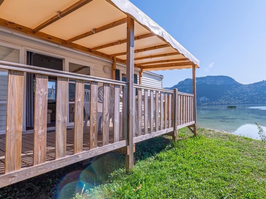 Camping Pas Cher vous présente avec son site Officiel campingpascher.fr, le Camping Sous Le Moulin classé 3 étoiles, situé sur la commune de Condes dans le département Jura (Franche Comté) en France. Le camping Sous Le Moulin, vous présente un hébergement de type mobil-home de 27 m² pour 4 personnes. Le camping Sous Le Moulin vous propose du sam. 29 août au sam. 05 septembre 2026 pour 7 nuits à 294€. Cette location propose 47 dates différentes pour réserver votre séjour. Découvrez également les 7 autres gammes d'hébergements du camping. Les Avis clients pour le Camping Sous Le Moulin sont de 7 sur 10. Rivière, Piscine chauffée, Piscine couverte, Animations familiales, Aire de jeux enfants, Centre équestre, Cyclisme, Ping-pong, Pétanque, Randonnée, Voile, Bar, Snack/Bar,... En savoir plus : cliquez-ICI.