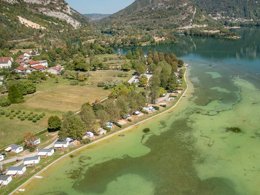 Camping Pas Cher vous présente avec son site Officiel campingpascher.fr, le Camping Sous Le Moulin classé 3 étoiles, situé sur la commune de Condes dans le département Jura (Franche Comté) en France. Le camping Sous Le Moulin, vous présente un hébergement de type mobil-home de 22 m² pour 4 personnes. Le camping Sous Le Moulin vous propose du vendredi 10 avril au vendredi 17 avril 2026, en promotion à -20% pour 7 nuits à 189 € au lieu de 238,0 € soit une Économie de 49 €. Cette location propose 110 dates différentes pour réserver votre séjour. Découvrez également les 7 autres gammes d'hébergements du camping. Les Avis clients pour le Camping Sous Le Moulin sont de 7 sur 10. Rivière, Piscine chauffée, Piscine couverte, Animations familiales, Aire de jeux enfants, Centre équestre, Cyclisme, Ping-pong, Pétanque, Randonnée, Voile, Bar, Snack/Bar,... En savoir plus : cliquez-ICI.