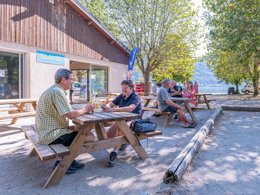 Camping Pas Cher vous présente avec son site Officiel campingpascher.fr, le Camping Sous Le Moulin classé 3 étoiles, situé sur la commune de Condes dans le département Jura (Franche Comté) en France. Le camping Sous Le Moulin, vous présente un hébergement de type mobil-home de 27 m². Le camping Sous Le Moulin vous propose du vendredi 10 avril au vendredi 17 avril 2026, en promotion à -20% pour 7 nuits à 199 € au lieu de 249,0 € soit une Économie de 50 €. Cette location propose 110 dates différentes pour réserver votre séjour. Découvrez également les 7 autres gammes d'hébergements du camping. Les Avis clients pour le Camping Sous Le Moulin sont de 7 sur 10. Rivière, Piscine chauffée, Piscine couverte, Animations familiales, Aire de jeux enfants, Centre équestre, Cyclisme, Ping-pong, Pétanque, Randonnée, Voile, Bar, Snack/Bar,... En savoir plus : cliquez-ICI.