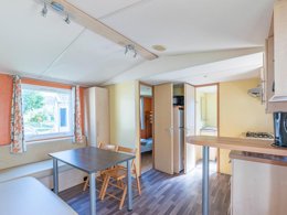 Camping Pas Cher vous présente avec son site Officiel campingpascher.fr, le Camping Sous Le Moulin classé 3 étoiles, situé sur la commune de Condes dans le département Jura (Franche Comté) en France. Le camping Sous Le Moulin, vous présente un hébergement de type mobil-home de 27 m². Le camping Sous Le Moulin vous propose du mercredi 22 avril au mercredi 29 avril 2026, en promotion à -20% pour 7 nuits à 219 € au lieu de 274,0 € soit une Économie de 55 €. Cette location propose 110 dates différentes pour réserver votre séjour. Découvrez également les 7 autres gammes d'hébergements du camping. Les Avis clients pour le Camping Sous Le Moulin sont de 7 sur 10. Rivière, Piscine chauffée, Piscine couverte, Animations familiales, Aire de jeux enfants, Centre équestre, Cyclisme, Ping-pong, Pétanque, Randonnée, Voile, Bar, Snack/Bar,... En savoir plus : cliquez-ICI.