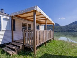 Camping Pas Cher vous présente avec son site Officiel campingpascher.fr, le Camping Sous Le Moulin classé 3 étoiles, situé sur la commune de Condes dans le département Jura (Franche Comté) en France. Le camping Sous Le Moulin, vous présente un hébergement de type mobil-home de 30 m² pour 4 personnes. Le camping Sous Le Moulin vous propose du vendredi 10 avril au vendredi 17 avril 2026, en promotion à -20% pour 7 nuits à 279 € au lieu de 350,0 € soit une Économie de 71 €. Cette location propose 110 dates différentes pour réserver votre séjour. Découvrez également les 7 autres gammes d'hébergements du camping. Les Avis clients pour le Camping Sous Le Moulin sont de 7 sur 10. Rivière, Piscine chauffée, Piscine couverte, Animations familiales, Aire de jeux enfants, Centre équestre, Cyclisme, Ping-pong, Pétanque, Randonnée, Voile, Bar, Snack/Bar,... En savoir plus : cliquez-ICI.