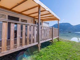 Camping Pas Cher vous présente avec son site Officiel campingpascher.fr, le Camping Sous Le Moulin classé 3 étoiles, situé sur la commune de Condes dans le département Jura (Franche Comté) en France. Le camping Sous Le Moulin, vous présente un hébergement de type mobil-home de 27 m² pour 4 personnes. Le camping Sous Le Moulin vous propose du vendredi 10 avril au vendredi 17 avril 2026, en promotion à -20% pour 7 nuits à 219 € au lieu de 275,0 € soit une Économie de 56 €. Cette location propose 110 dates différentes pour réserver votre séjour. Découvrez également les 7 autres gammes d'hébergements du camping. Les Avis clients pour le Camping Sous Le Moulin sont de 7 sur 10. Rivière, Piscine chauffée, Piscine couverte, Animations familiales, Aire de jeux enfants, Centre équestre, Cyclisme, Ping-pong, Pétanque, Randonnée, Voile, Bar, Snack/Bar,... En savoir plus : cliquez-ICI.