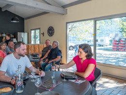 Camping Pas Cher vous présente avec son site Officiel campingpascher.fr, le Camping Sous Le Moulin classé 3 étoiles, situé sur la commune de Condes dans le département Jura (Franche Comté) en France. Le camping Sous Le Moulin, vous présente un hébergement de type mobil-home de 27 m² pour 4 personnes. Le camping Sous Le Moulin vous propose du vendredi 10 avril au vendredi 17 avril 2026, en promotion à -20% pour 7 nuits à 219 € au lieu de 275,0 € soit une Économie de 56 €. Cette location propose 110 dates différentes pour réserver votre séjour. Découvrez également les 7 autres gammes d'hébergements du camping. Les Avis clients pour le Camping Sous Le Moulin sont de 7 sur 10. Rivière, Piscine chauffée, Piscine couverte, Animations familiales, Aire de jeux enfants, Centre équestre, Cyclisme, Ping-pong, Pétanque, Randonnée, Voile, Bar, Snack/Bar,... En savoir plus : cliquez-ICI.