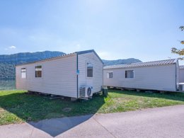 Camping Pas Cher vous présente avec son site Officiel campingpascher.fr, le Camping Sous Le Moulin classé 3 étoiles, situé sur la commune de Condes dans le département Jura (Franche Comté) en France. Le camping Sous Le Moulin, vous présente un hébergement de type mobil-home de 30 m² pour 4 personnes. Le camping Sous Le Moulin vous propose du vendredi 10 avril au vendredi 17 avril 2026, en promotion à -20% pour 7 nuits à 279 € au lieu de 350,0 € soit une Économie de 71 €. Cette location propose 110 dates différentes pour réserver votre séjour. Découvrez également les 7 autres gammes d'hébergements du camping. Les Avis clients pour le Camping Sous Le Moulin sont de 7 sur 10. Rivière, Piscine chauffée, Piscine couverte, Animations familiales, Aire de jeux enfants, Centre équestre, Cyclisme, Ping-pong, Pétanque, Randonnée, Voile, Bar, Snack/Bar,... En savoir plus : cliquez-ICI.