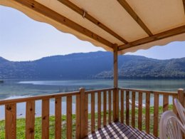 Camping Pas Cher vous présente avec son site Officiel campingpascher.fr, le Camping Sous Le Moulin classé 3 étoiles, situé sur la commune de Condes dans le département Jura (Franche Comté) en France. Le camping Sous Le Moulin, vous présente un hébergement de type mobil-home de 27 m². Le camping Sous Le Moulin vous propose du vendredi 10 avril au vendredi 17 avril 2026, en promotion à -20% pour 7 nuits à 199 € au lieu de 249,0 € soit une Économie de 50 €. Cette location propose 110 dates différentes pour réserver votre séjour. Découvrez également les 7 autres gammes d'hébergements du camping. Les Avis clients pour le Camping Sous Le Moulin sont de 7 sur 10. Rivière, Piscine chauffée, Piscine couverte, Animations familiales, Aire de jeux enfants, Centre équestre, Cyclisme, Ping-pong, Pétanque, Randonnée, Voile, Bar, Snack/Bar,... En savoir plus : cliquez-ICI.