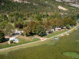 Camping Pas Cher vous présente avec son site Officiel campingpascher.fr, le Camping Sous Le Moulin classé 3 étoiles, situé sur la commune de Condes dans le département Jura (Franche Comté) en France. Le camping Sous Le Moulin, vous présente un hébergement de type mobil-home de 27 m². Le camping Sous Le Moulin vous propose du mercredi 22 avril au mercredi 29 avril 2026, en promotion à -20% pour 7 nuits à 219 € au lieu de 274,0 € soit une Économie de 55 €. Cette location propose 110 dates différentes pour réserver votre séjour. Découvrez également les 7 autres gammes d'hébergements du camping. Les Avis clients pour le Camping Sous Le Moulin sont de 7 sur 10. Rivière, Piscine chauffée, Piscine couverte, Animations familiales, Aire de jeux enfants, Centre équestre, Cyclisme, Ping-pong, Pétanque, Randonnée, Voile, Bar, Snack/Bar,... En savoir plus : cliquez-ICI.