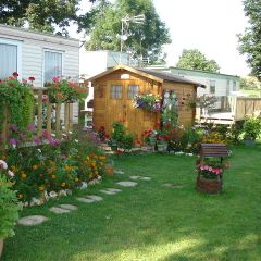 Camping Pas Cher vous présente avec son site Officiel campingpascher.fr, le Établissement Au Bord De L'Authie, situé sur la commune de Authieule dans le département Somme (Picardie) en France. L'établissement Au Bord De L'Authie vous propose un hébergement de type mobilhome de 27 m². L'établissement vous propose 2 autres types d'hébergements. Découvrez tous nos séjours à petits prix dans la commune et aux alentours de Authieule du département : Somme (Picardie).... En savoir plus : cliquez-ICI.