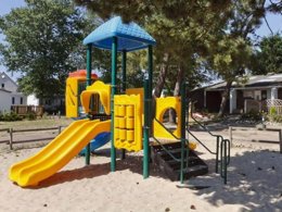 Camping Pas Cher vous présente avec son site Officiel campingpascher.fr, le Camping Domaine De L'Abri Côtier classé 3 étoiles, situé sur la commune de Cucq dans le département Pas-de-calais (Nord Pas De Calais) en France. Le camping Domaine De L'Abri Côtier, vous présente un hébergement de type mobil-home pour 6 personnes et télévision. Le camping Domaine De L'Abri Côtier vous propose du sam. 12 septembre au sam. 19 septembre 2026 pour 7 nuits à 595€. Cette location propose 31 dates différentes pour réserver votre séjour. Découvrez également les 4 autres gammes d'hébergements du camping. Les Avis clients pour le Camping Domaine De L'Abri Côtier sont excellents avec une note moyenne de 9 sur 10. Mer, Aire de jeux enfants, Ping-pong, Pétanque, Bar,... En savoir plus : cliquez-ICI.