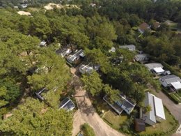 Camping Pas Cher vous présente avec son site Officiel campingpascher.fr, le Camping Domaine De L'Abri Côtier classé 3 étoiles, situé sur la commune de Cucq dans le département Pas-de-calais (Nord Pas De Calais) en France. Le camping Domaine De L'Abri Côtier, vous présente un hébergement de type mobil-home pour 6 personnes et télévision. Le camping Domaine De L'Abri Côtier vous propose du lundi 02 février au lundi 09 février 2026 pour 7 nuits à 560€. Cette location propose 96 dates différentes pour réserver votre séjour. Découvrez également les 3 autres gammes d'hébergements du camping. Les Avis clients pour le Camping Domaine De L'Abri Côtier sont excellents avec une note moyenne de 9 sur 10. Mer, Aire de jeux enfants, Ping-pong, Pétanque, Bar,... En savoir plus : cliquez-ICI.