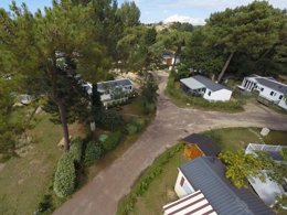 Camping Pas Cher vous présente avec son site Officiel campingpascher.fr, le Camping Domaine De L'Abri Côtier classé 3 étoiles, situé sur la commune de Cucq dans le département Pas-de-calais (Nord Pas De Calais) en France. Le camping Domaine De L'Abri Côtier, vous présente un hébergement de type hébergement insolite et télévision. Le camping Domaine De L'Abri Côtier vous propose du lundi 02 mars au lundi 09 mars 2026 pour 7 nuits à 315€. Cette location propose 83 dates différentes pour réserver votre séjour. Découvrez également les 3 autres gammes d'hébergements du camping. Les Avis clients pour le Camping Domaine De L'Abri Côtier sont excellents avec une note moyenne de 9 sur 10. Mer, Aire de jeux enfants, Ping-pong, Pétanque, Bar,... En savoir plus : cliquez-ICI.