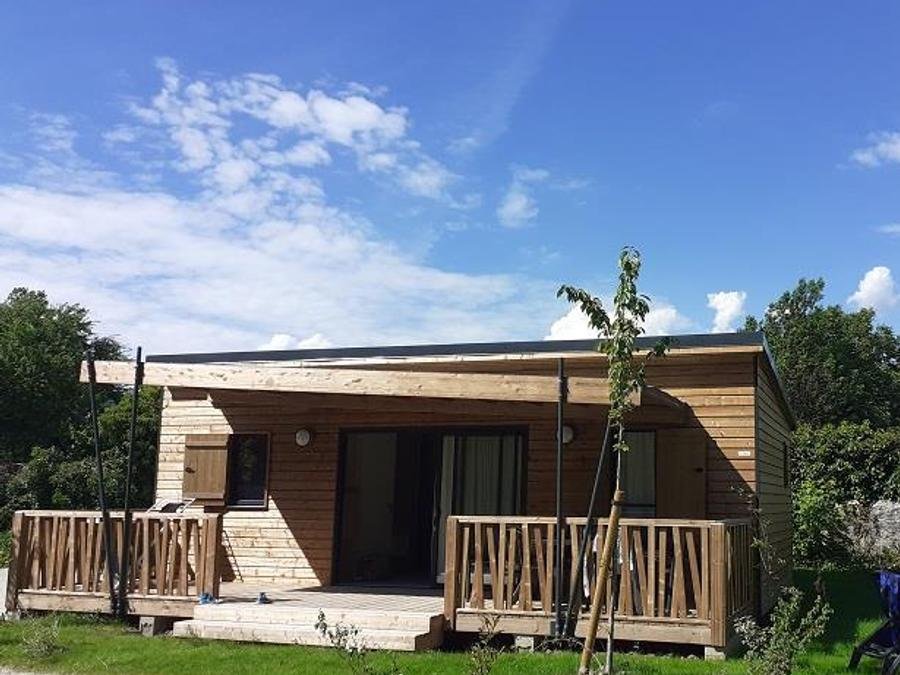 Camping Pas Cher vous présente avec son site Officiel campingpascher.fr, le Camping Municipal De Justin classé 2 étoiles, situé sur la commune de Die dans le département Drome (Rhône Alpes) en France. Le camping Municipal De Justin vous propose un hébergement de type chalet de 38 m² pour 8 personnes. L'établissement vous propose 8 autres types d'hébergements. Découvrez tous nos séjours à petits prix dans la commune et aux alentours de Die du département : Drome (Rhône Alpes). Les Avis clients pour le Camping Municipal De Justin sont excellents avec une note moyenne de 9 sur 10. Piscine chauffée, Piscine extérieure, Aire de jeux enfants, Canoë-kayak, Bar, Boulangerie, Bureau de tabac, Café, Pizzeria, Restaurant, Snack/Bar, Station-service, Supermarché, Épicerie,... En savoir plus : cliquez-ICI.