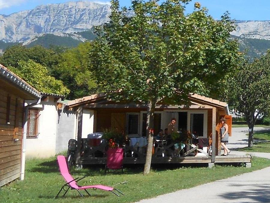 Camping Pas Cher vous présente avec son site Officiel campingpascher.fr, le Camping Municipal De Justin classé 2 étoiles, situé sur la commune de Die dans le département Drome (Rhône Alpes) en France. Le camping Municipal De Justin, vous présente un hébergement de type chalet de 35 m² pour 6 personnes. Le camping Municipal De Justin vous propose du dimanche 20 septembre au dimanche 27 septembre 2026 pour 7 nuits à 449€. Cette location propose 56 dates différentes pour réserver votre séjour. Découvrez également les 8 autres gammes d'hébergements du camping. Les Avis clients pour le Camping Municipal De Justin sont excellents avec une note moyenne de 9 sur 10. Piscine chauffée, Piscine extérieure, Aire de jeux enfants, Canoë-kayak, Bar, Boulangerie, Bureau de tabac, Café, Pizzeria, Restaurant, Snack/Bar, Station-service, Supermarché, Épicerie,... En savoir plus : cliquez-ICI.