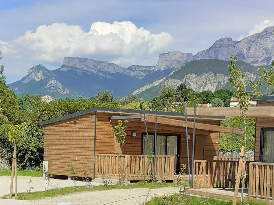 Camping Pas Cher vous présente avec son site Officiel campingpascher.fr, le Camping Municipal De Justin classé 2 étoiles, situé sur la commune de Die dans le département Drome (Rhône Alpes) en France. Le camping Municipal De Justin vous propose un hébergement de type chalet de 38 m². L'établissement vous propose 8 autres types d'hébergements. Découvrez tous nos séjours à petits prix dans la commune et aux alentours de Die du département : Drome (Rhône Alpes). Les Avis clients pour le Camping Municipal De Justin sont excellents avec une note moyenne de 9 sur 10. Piscine chauffée, Piscine extérieure, Aire de jeux enfants, Canoë-kayak, Bar, Boulangerie, Bureau de tabac, Café, Pizzeria, Restaurant, Snack/Bar, Station-service, Supermarché, Épicerie,... En savoir plus : cliquez-ICI.