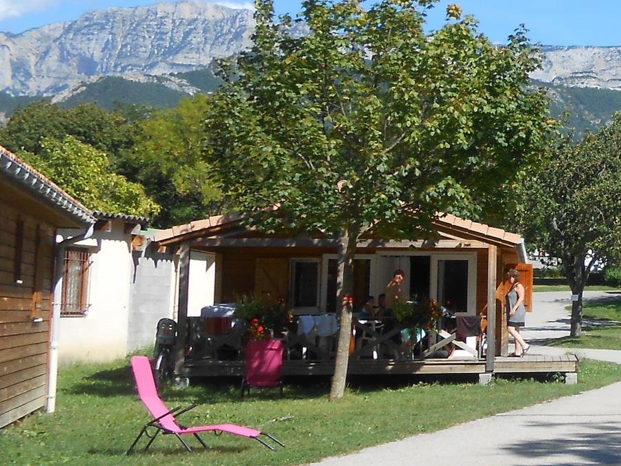 Camping Pas Cher vous présente avec son site Officiel campingpascher.fr, le Camping Municipal De Justin classé 2 étoiles, situé sur la commune de Die dans le département Drome (Rhône Alpes) en France. Le camping Municipal De Justin, vous présente un hébergement de type chalet de 35 m² pour 1 personne. Le camping Municipal De Justin vous propose du sam. 19 septembre au sam. 26 septembre 2026 pour 7 nuits à 449€. Cette location propose 43 dates différentes pour réserver votre séjour. Découvrez également les 8 autres gammes d'hébergements du camping. Les Avis clients pour le Camping Municipal De Justin sont excellents avec une note moyenne de 9 sur 10. Piscine chauffée, Piscine extérieure, Aire de jeux enfants, Canoë-kayak, Bar, Boulangerie, Bureau de tabac, Café, Pizzeria, Restaurant, Snack/Bar, Station-service, Supermarché, Épicerie,... En savoir plus : cliquez-ICI.
